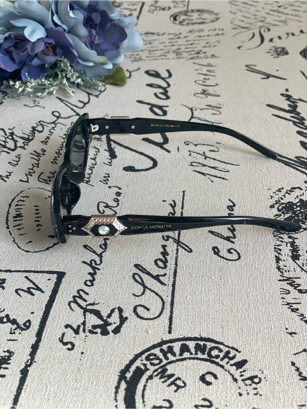 Gentle Monster Ruvy Van 01 Non-Rx Sunglasses in Black/Black - Picture 5 of 12